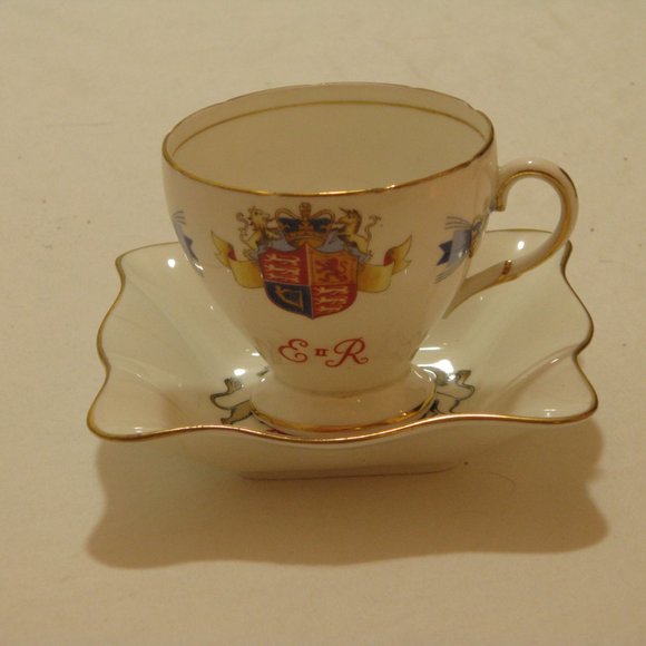 Foley Sweet Dish to Commemorate the Coronation of Queen Elizabeth II & Bonus Cup - Picture 5 of 8